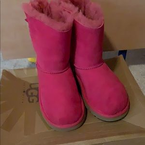 Pink bailey bow uggs worn 2-4times